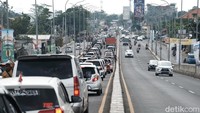 Sedangkan arus lalu lintas di Jalan RE Martadinata yang mengarah ke Kelurahan Cinangka, Depok, terpantau lancar.