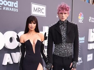 Ramai Isu Selingkuh, Machine Gun Kelly Ngaku Kesetrum di Atas Panggung
