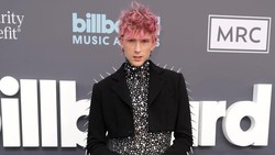 Machine Gun Kelly Pamer Kuku Hias Berlian Rp 438 Juta di Billboard Music Awards