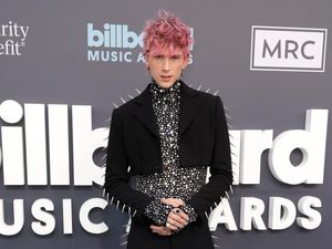 Machine Gun Kelly Pamer Kuku Hias Berlian Rp 438 Juta di Billboard Music Awards