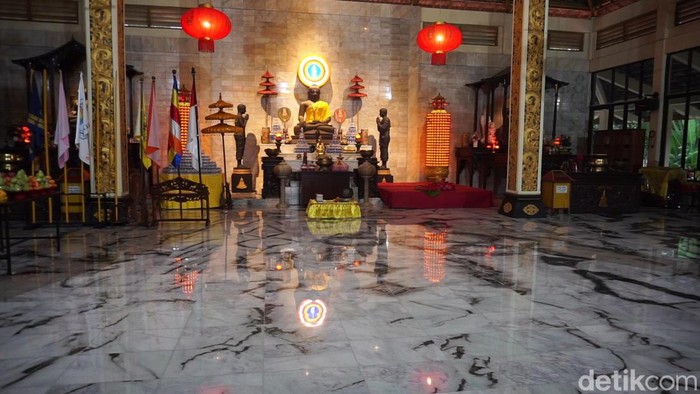 Bagaimana perayaan Waisak di Maha Vihara Mojopahit? Vihara ini berada di Desa Bejijong, Kecamatan Trowulan, Kabupaten Mojokerto.