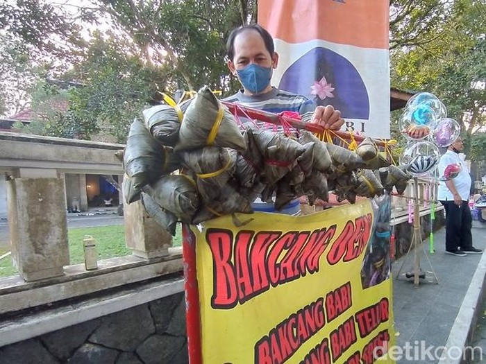 Makanan bakcang yang dijual di sekitar Candi Mendut, Kabuapaten Magelang..
