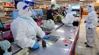 Diketahui, aktivitas bisnis di kawasan Shanghai kembali bergeliat usai otoritas China mengizinkan pusat perbelanjaan dan salon beroperasi lagi mulai hari ini, Senin (16/5). (China Daily via REUTERS).