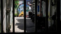 Salon rambut dan pasar sayuran dilaporkan kembali dibuka dengan kapasitas terbatas. (REUTERS/Aly Song).