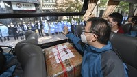 Wakil Wali Kota Shanghai, Zong Ming, dalam konferensi pers membeberkan kerangka waktu paling jelas untuk kembalinya kehidupan normal di kota berpenduduk 25 juta orang itu, setelah menjalani lockdown ketat selama enam pekan akibat wabah Corona yang membuat frustrasi warga setempat. (Li He/Xinhua via AP).  