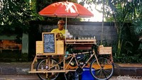 Kopi Baik Bali adalah nama yang dipilih Gung Kris untuk merealisasikan dua hobinya itu. Dia berjualan kopi di atas sepeda gayung.