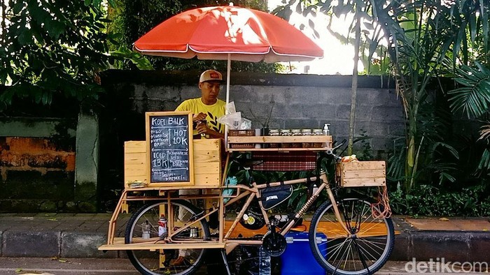 Inovasi dan kreativitas menciptakan peluang usaha yang cukup menjanjikan. Seperti halnya pria di Bali ini yang raup cuan lewat hobi gowes dan ngopi. Penasaran?