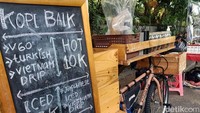 Berlokasi di Jalan Gunung Batukaru, Denpasar Barat, tempat ngopi milik Gung Kris ini cukup unik karena tidak ada meja, kursi, atap maupun dinding. Para pembelinya cukup duduk di pinggir trotoar. Karena tempat ngopi ini dikonsep dalam bentuk sepeda gayung, jadi, tak perlu heran jika tempat ngopi ini bisa berpindah.