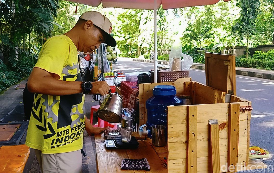 Inovasi dan kreativitas menciptakan peluang usaha yang cukup menjanjikan. Seperti halnya pria di Bali ini yang raup cuan lewat hobi gowes dan ngopi. Penasaran?