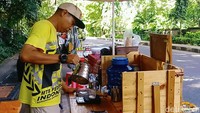 Adapun menu kopi yang ditawarkan, meski hanya tempat ngopi di pinggir trotoar, namun menu kopi yang ia tawaran tak kalah dengan racikan barista di coffee shop. Mulai V60, Turkish, Vietnam Drip, hingga Japanese Ice dengan kisaran harga pastinya menyesuaikan tempat, yakni Rp 10 ribu-Rp 15 ribu.