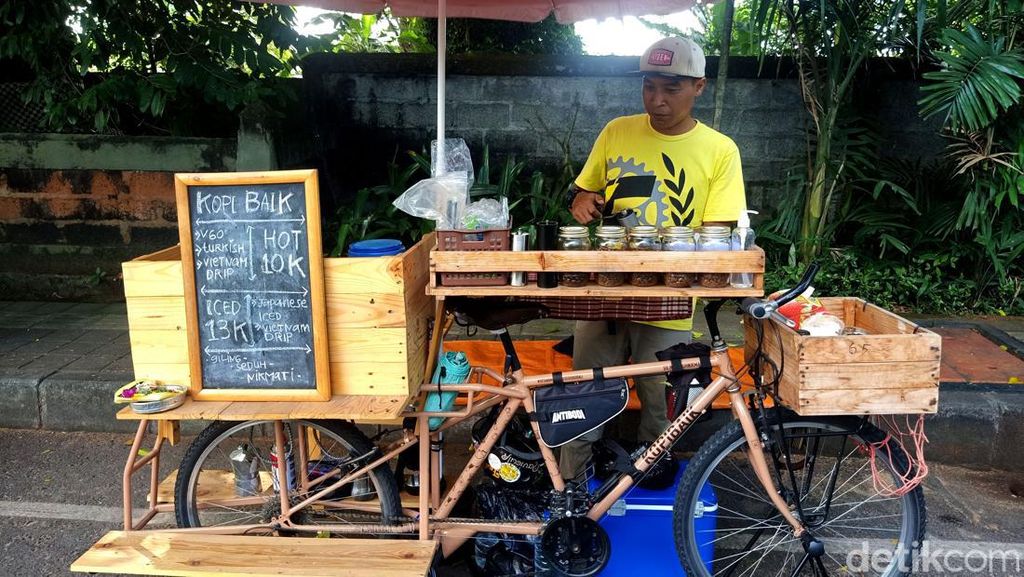Laris! Pria Ini Jualan Kopi Lokal Bali Pakai Sepeda Seharga Rp 10 Ribuan