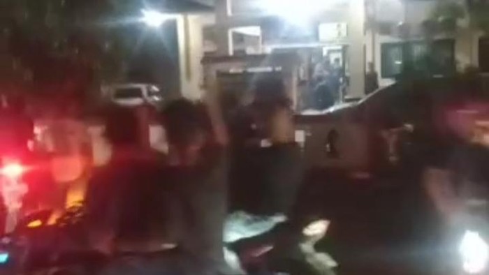 Massa membawa parang menggeruduk Polsek Wawotobi, Kabupaten Konawe, Sulawesi Tenggara (Sultra).