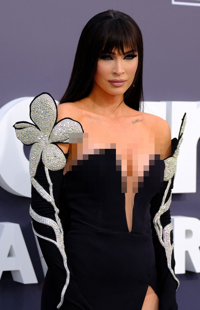 Gaya Megan Fox di Billboard Music Awards 2022 mencuri atensi karena dia jadi tak dikenali dengan penampilannya berponi dan rambut hitam. Pada unggahan Instagram JustJared dan akun berita Hollywood lainnya, tak sedikit netizen yang mengomentari Megan kini jadi mirip keluarga Kardashian atau Kim Kardashian. Foto: AFP via Getty Images/MARIA ALEJANDRA CARDONA