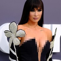 Gaya Megan Fox di Billboard Music Awards 2022 mencuri atensi karena dia jadi tak dikenali dengan penampilannya berponi dan rambut hitam. Pada unggahan Instagram JustJared dan akun berita Hollywood lainnya, tak sedikit netizen yang mengomentari Megan kini jadi mirip keluarga Kardashian atau Kim Kardashian. Foto: AFP via Getty Images/MARIA ALEJANDRA CARDONA