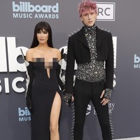 Penampilan Megan Fox di Billboard Music Awards 2022 matching dengan tunangannya Machine Gun Kelly yang mengenakan setelan busana serba hitam dari Dolce & Gabbana. Ia memadukan cropped blazer dan celana panjang beraksen duru-duri dengan turtleneck berhias bebatuan. Sementara sepatu boots hitam dihiasi studs pada pinggirannya. Foto: Getty Images/Frazer Harrison