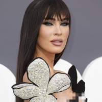 Megan Fox tampil beda di Billboard Music Awards 2022 yang digelar di Las Vegas, Amerika Serikat, Minggu (15/5/2022) malam atau Senin (16/5/2022) waktu Indonesia. Pertamakalinya Megan tampil dengan rambut hitam berponi. Foto: Getty Images/Frazer Harrison