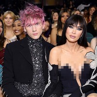 Kehadiran Megan Fox di Billboard Music Awards 2022 juga memunculkan gosip hamil. Sebab saat tunangannya Machine Gun Kelly tampil di atas panggung, pria tersebut menyampaikan kalimat yang mengindikasikan Megan tengah hamil dan sudah menikah dengannya. Foto: Getty Images for MRC/Matt Winkelmeyer