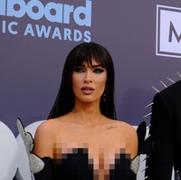 “Lulus dari sekolah peningkatan kecantikan Kardashian,” tulis netizen. “Apakah dia mencoba menjadi bagian dari Kardashian,” tulis netizen lagi. “Dia terlihat seperti perpaduan Kris Jenner dan Kim Kardashian,” tulis netizen lainnya. Foto: AFP via Getty Images/MARIA ALEJANDRA CARDONA