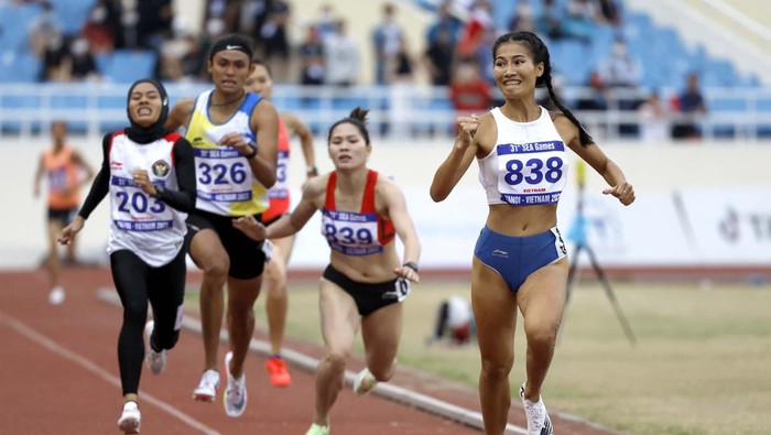 Southeast Asian Games - Athletics - My Dinh National Stadium, Hanoi, Vietnam - May 16, 2022
Vietnam's Dinh Thi Bich receives medical attention after sustaining an injury during the Women's 800m Final REUTERS/Navesh Chitrakar