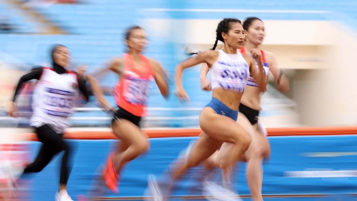 Melihat Jatuh Bangun Agustina Manik Meraih Medali Perak Southeast Asian Games - Athletics - My Dinh National Stadium, Hanoi, Vietnam - May 16, 2022
Vietnam's Dinh Thi Bich receives medical attention after sustaining an injury during the Women's 800m Final REUTERS/Navesh Chitrakar