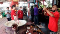 Pembina Vihara Tanda Bhakti Ir. Tan Tjong Boe mengatakan upacara perayaan Waisak di Vihara Tanda Bhakti dimulai pukul 11.13 WIB.