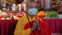 Pihak vihara juga mengharuskan jemaah menggunakan aplikasi peduli lindungi untuk masuk ke lokasi.