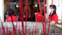 Tampak sejumlah umat Buddha berdatangan ke vihara Tanda Bhakti untuk rangkaian acara perayaan Waisak di vihara tersebut.