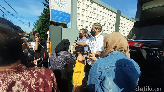 Menteri Pariwisata dan Ekonomi Kreatif (Menparekraf) Sandiaga Salahudin Uno tengah berfoto bersama warga di Salatiga, Senin (16/5/2022).