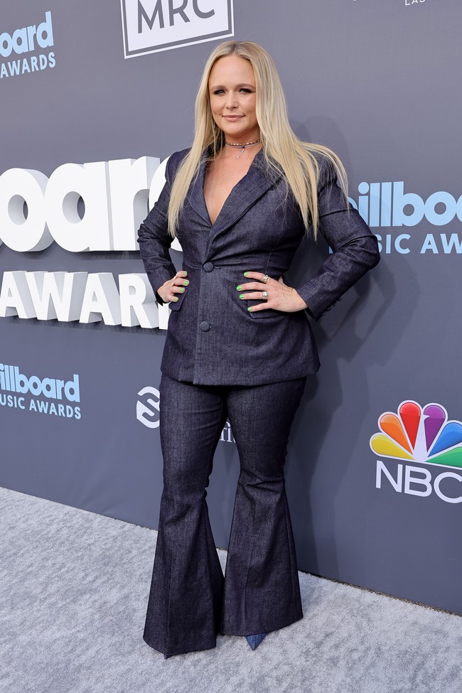 Miranda Lambert tampaknya kurang bersemangat untuk menghadiri Billboard Music Awards 2022. Setelan senada berwarna gelap polos nan monoton yang membungkus tubuh penyanyi country ini menjadi buktinya. (Foto: Getty Images for MRC/Amy Sussman)
