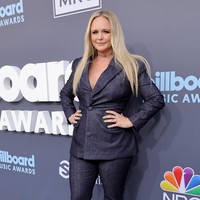 Miranda Lambert tampaknya kurang bersemangat untuk menghadiri Billboard Music Awards 2022. Setelan senada berwarna gelap polos nan monoton yang membungkus tubuh penyanyi country ini menjadi buktinya. (Foto: Getty Images for MRC/Amy Sussman)