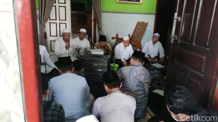 MUI Kabupaten Pasuruan menyatakan kelompok Mahfudijanto melakukan penyimpangan ajaran Islam. Kelompok itu terancam dipolisikan jika ogah taubat.