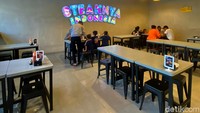 Menu tersebut bisa didapatkan di Waroeng Steak & Shake yang berada di kawasan Jalan Raya Cimanuk, tepatnya dekat Fave Hotel dan gedung SMKN 1 Garut. Lokasinya tak terlalu jauh dari pusat kota dan kawasan objek wisata Cipanas.