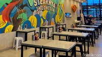 Di tempat makan yang satu ini, steak tidak hanya disajikan dengan kentang dan sayuran. Ada juga steak yang disajikan dengan nasi hingga telur mata sapi. Ada beragam olahan steak di Waroeng Steak & Shake. Mulai dari steak daging domba, daging sapi, hingga daging ayam. Selain menu steak yang dihidangkan dengan nasi, ada juga steak yang dihidangkan dengan sambal goang lho!