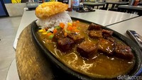 Perpaduan rasa makanan luar negeri dan lokal akan terasa di lidah. Apalagi, sausnya tak memulu dibuat dari tomat dan cabai khas steak pada umumnya. Ada juga saus yang terbuat dari kacang.
