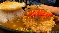 Menu yang ada di Waroeng Steak & Shake ini bervariatif. Dijual mulai dari harga Rp 25 ribu hingga Rp 100 ribuan. Menu favorit di tempat ini adalah sirloin steak dan wagyu. Tak hanya menyajikan steak sebagai menu andalan, tempat makan ini juga menyediakan minuman shake yang manis dan segar di lidah.