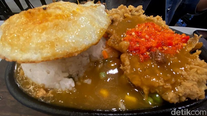 Nggak Biasa! Makan Steak di Sini Pakai Nasi dan Sambal Goang Steak biasanya dihidangkan dengan kentang goreng. Namun, di restoran yang ada di Garut ini steak dihidangkan dengan nasi dan sambal goang lho. Penasaran?