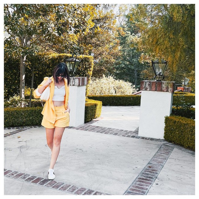 Gaya Nia Ramadhani Bakrie yang sudah memiliki tiga anak juga sering dipuji awet muda. Berikut penampilannya pakai crop top dan sneakers bak ABG.Foto: dok. Instagram @ramadhaniabakrie