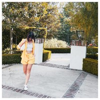 Gaya Nia Ramadhani Bakrie yang sudah memiliki tiga anak juga sering dipuji awet muda. Berikut penampilannya pakai crop top dan sneakers bak ABG.Foto: dok. Instagram @ramadhaniabakrie