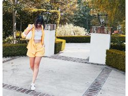 8 Gaya Nia Ramadhani Bak ABG Saat Liburan di AS, Pakai Crop Top Banjir Pujian