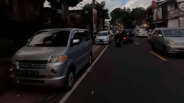 Parkir mobil disebut semrawut di Jalan Raya Ubud.