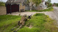 Seorang tentara Garda Nasional Ukraina menjaga posisi selama misi pengintaian di sebuah desa yang direbut kembali di pinggiran Kharkiv, Ukraina timur, Sabtu, (14/5/2022).