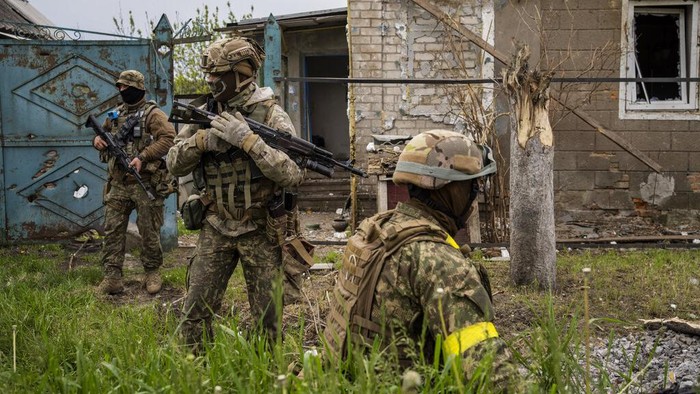 A Ukrainian National Guard soldier patrols during a reconnaissance mission in a recently retaken village on the outskirts of Kharkiv, east Ukraine, Saturday, May 14, 2022. (AP Photo/Bernat Armangue)