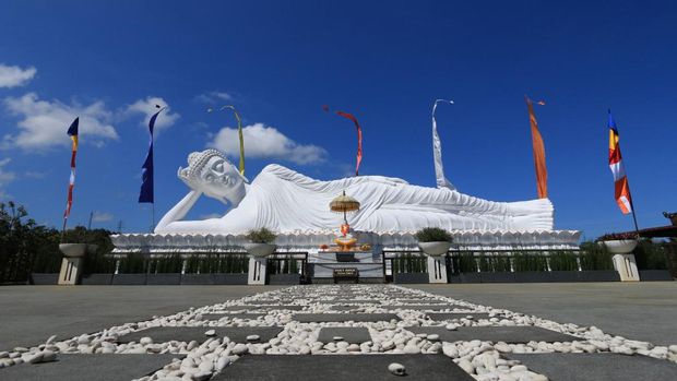 Patung Buddha Tidur di Vihara Dharma Giri, Kecamatan Pupuan saat difoto dari depan. Patung Buddha Tidur di Vihara Dharma Giri, Kecamatan Pupuan saat difoto dari depan.
