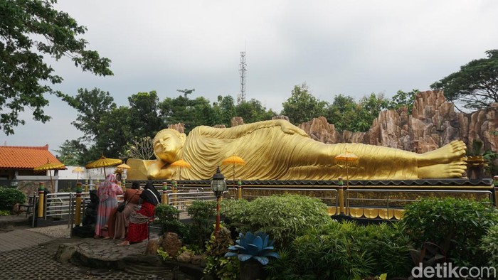 Patung Budha tidur terbesar di Indonesia selalu ramai pengunjung setiap akhir pekan. Patung yang menggambarkan detik-detik wafatnya Budha Gautama ini berumur 29 tahun. Bagian fondasinya berhiaskan relief dengan berbagai cerita yang menarik.