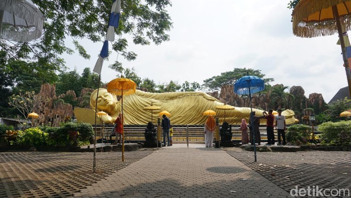 Patung Budha tidur terbesar di Indonesia selalu ramai pengunjung setiap akhir pekan. Patung yang menggambarkan detik-detik wafatnya Budha Gautama ini berumur 29 tahun. Bagian fondasinya berhiaskan relief dengan berbagai cerita yang menarik.