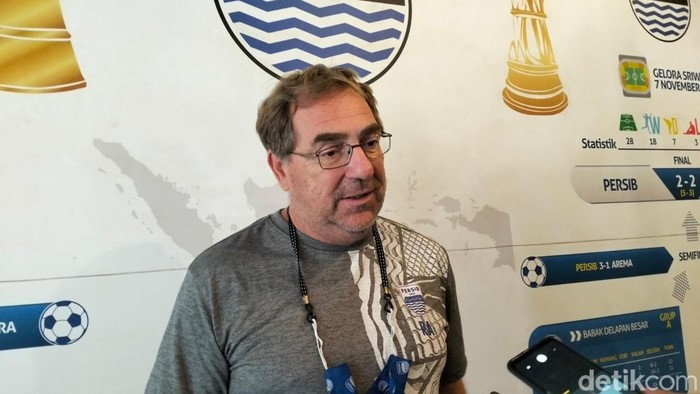 Pelatih Persib Bandung Robert Alberts.