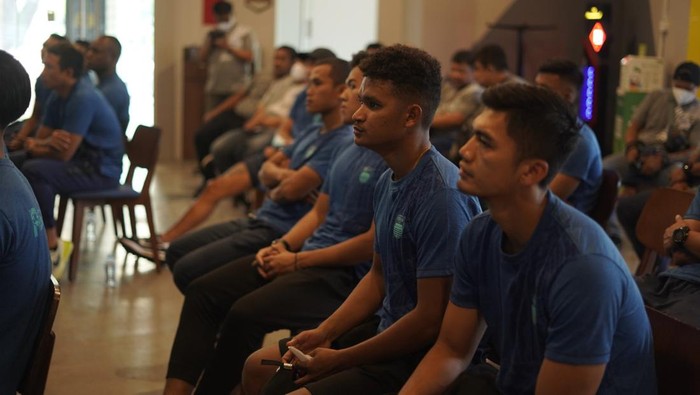Pemain dikumpulkan di Graha Persib. Pemain dikumpulkan di Graha Persib.