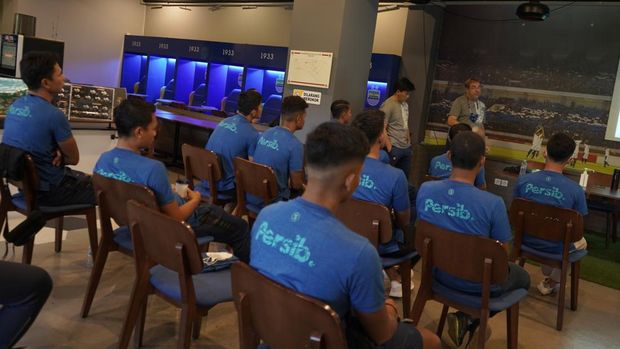 Pemain dikumpulkan di Graha Persib. Pemain dikumpulkan di Graha Persib.