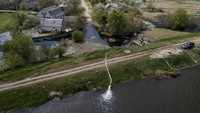 Situasi itu terjadi pada awal invasi Rusia di Demydiv, ketika pasukan Ukraina membuka bendungan setempat yang membuat aliran Sungai Irpin membanjiri desa-desa dan ribuan hektare lahan di sekitarnya.