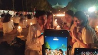 Selain itu,  prosesi penyalaan cahaya lampion juga menjadi simbol untuk memperoleh masa depan lebih baik.